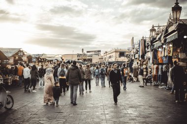 Fas 'ta insanlar yerel pazardan alışveriş yapıyor.