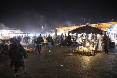 Fas 'ta insanlar yerel pazardan alışveriş yapıyor.