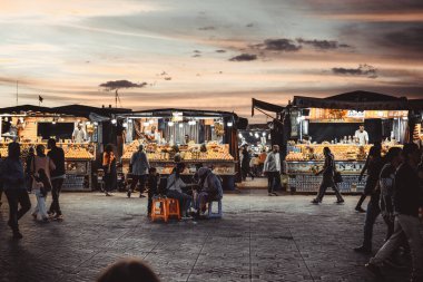 Fas 'ta insanlar yerel pazardan alışveriş yapıyor.