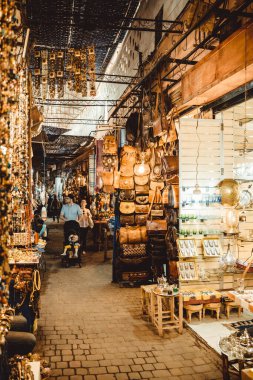 Fas 'ta insanlar yerel pazardan alışveriş yapıyor.