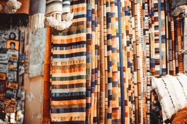 Marakeş, Fas 'ta geleneksel halı tezgahı