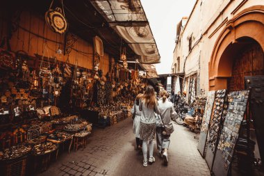 Fas 'ta insanlar yerel pazardan alışveriş yapıyor.