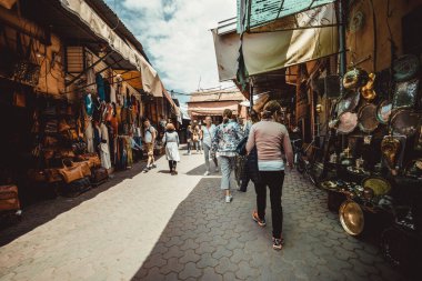 Fas 'ta insanlar yerel pazardan alışveriş yapıyor.