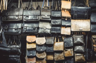 Geleneksel deri eşya mağazası
