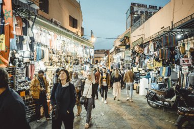 Fas 'ta insanlar yerel pazardan alışveriş yapıyor.