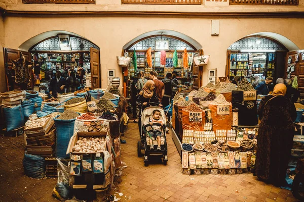 Ludzie Kupujący Lokalnym Rynku Maroku — Zdjęcie stockowe