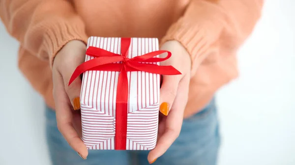 Fechar Mãos Femininas Segurando Caixa Presente Aniversário Natal Conceito Feliz — Fotografia de Stock