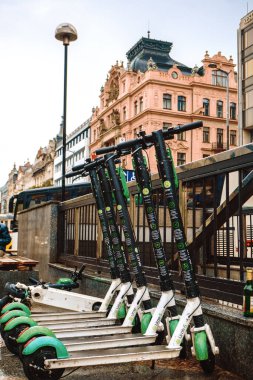 Prag, Çek Cumhuriyeti / 01 Kasım 2019: Prag 'daki Wenceslas Meydanı' nda bir grup limon elektrikli scooter. Çevre taşımacılığı kavramı.