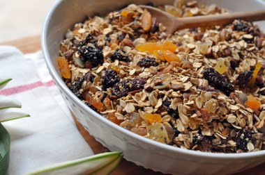 Granola ve böğürtlenli sağlıklı kahvaltı