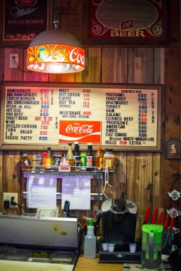 Eski moda bir taverna restoranının menü ve yemek hazırlama alanı.