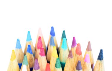 Beyaz arkaplanda izole edilmiş renkli kalemler