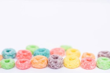 Beyaz arkaplanda renkli şekerler