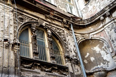 Eski bir Avrupa binasının dış cephesi harap oldu.