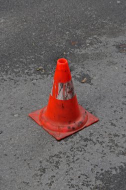 Tamir edilen bir caddede trafik konisi