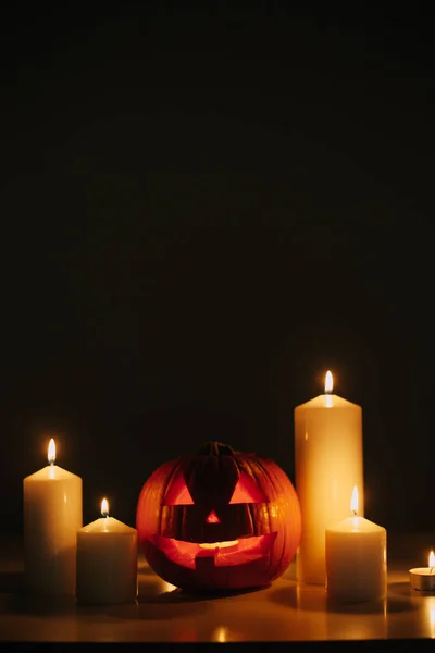 Abóbora Halloween Com Velas Chamas Fundo Escuro — Fotografia de Stock