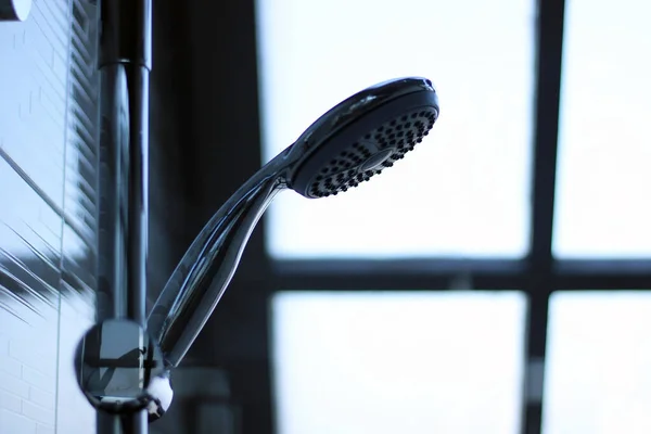 Modern Zuhanyfej Egy Elegáns Ablak Előtt Zuhany Egy Szép Fürdőszobában — Stock Fotó