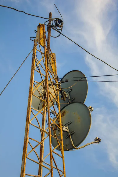 Två Gamla Rostiga Satelit Antenner — Stockfoto