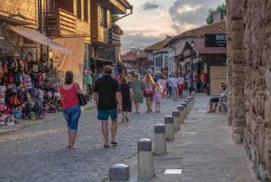 Nessebar, Bulgaristan 07.09.2019. Bir yaz akşamı Nesebar 'ın eski sokaklarında 