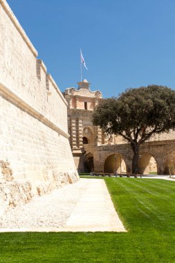 Malta'nın orta çağdan kalma Mdina kentini çevreleyen ana kapı ve yeni restore edilmiş burç duvarları
