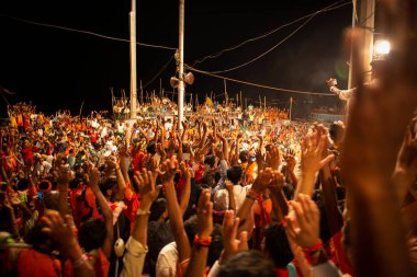 Bir grup insan Hindu festivalini kutluyor.