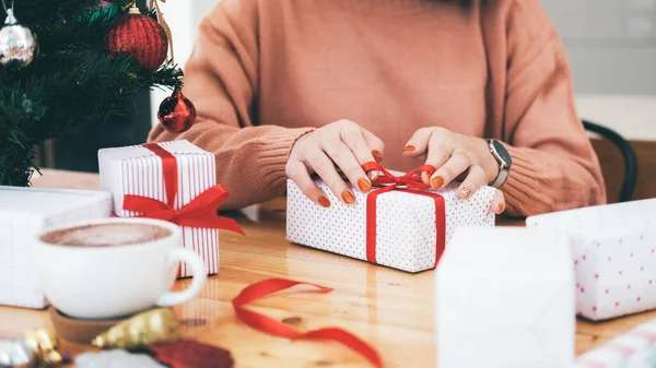 Mãos Mulher Decorando Caixa Presente Natal Ano Novo Conceito Férias — Fotografia de Stock