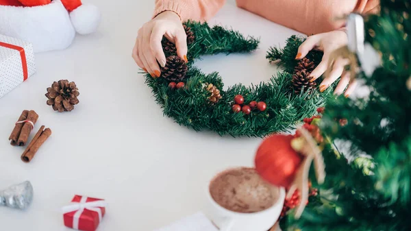 Weihnachtsdekoration Frauenhände Schmücken Christbaum Und Adventskranz — Stockfoto