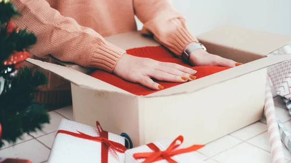 Mulher Preparando Presentes Para Natal Ano Novo Conceito Férias — Fotografia de Stock