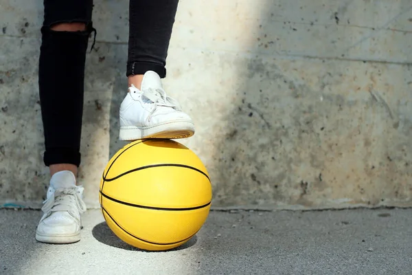 Νεαρή Μπασκετμπολίστας Βαδίζει Λευκό Παπούτσι Της Ένα Κίτρινο Μπάσκετ Ένα — Φωτογραφία Αρχείου