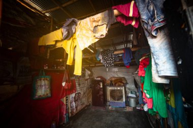 Gazipur atık sahasında bir alt konutun içinde.