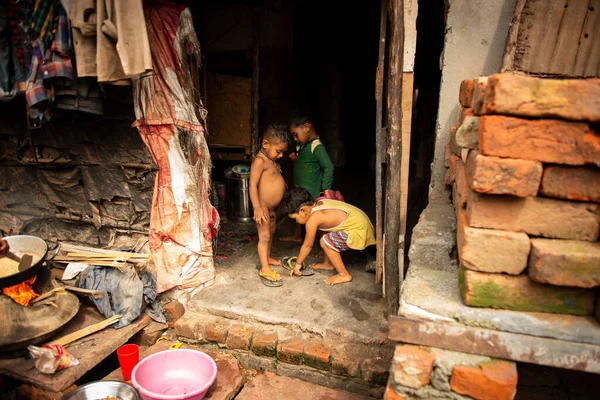 Çocuklar çöplükte oynuyorlar.