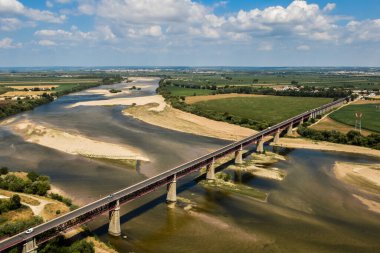 Otoyol, demiryolu kulesinin hava manzarası, uzaktaki yol altyapısı..