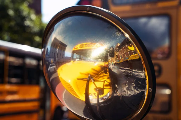 Spiegelung Eines Schulbusses Rückspiegel — Stockfoto