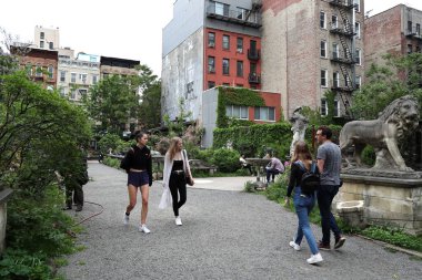 Gündüz vakti mağazaları ve restoranları olan New York Caddesi.