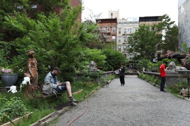 Gündüz vakti mağazaları ve restoranları olan New York Caddesi.