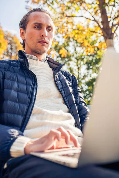 Joven Sentado Banco Durante Bonito Día Otoño Está Usando Computadora —  Fotos de Stock