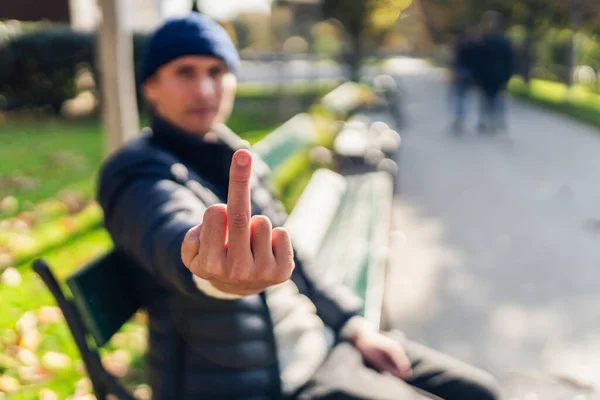 Genç Bir Adam Güneşli Bir Sonbahar Gününde Bankta Otururken Siktir — Stok fotoğraf