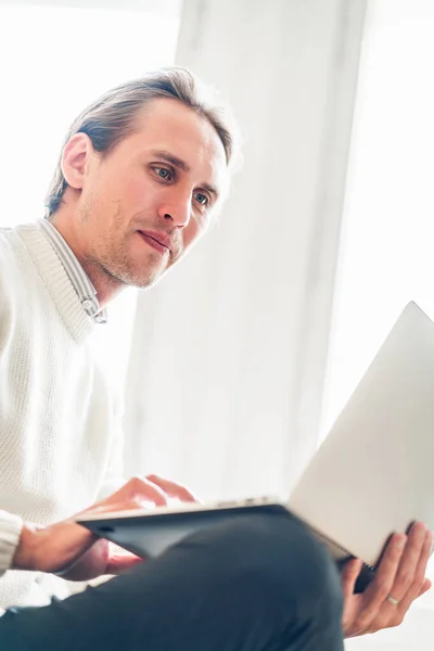 Genç Adam Taşınabilir Bilgisayarına Bakıyor — Stok fotoğraf