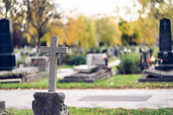 Gräber Auf Einem Friedhof Kreuz Vordergrund — Stockfoto