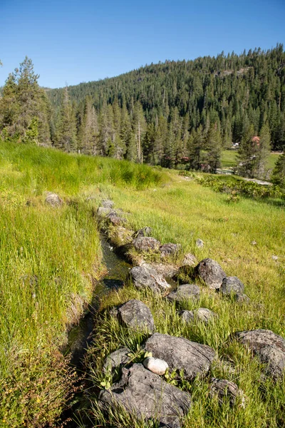 Beau Paysage Avec Une Rivière Dans Les Montagnes — Photo