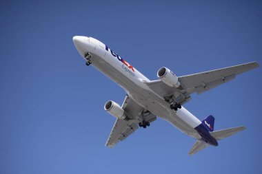 Gökyüzünde uçan bir uçak