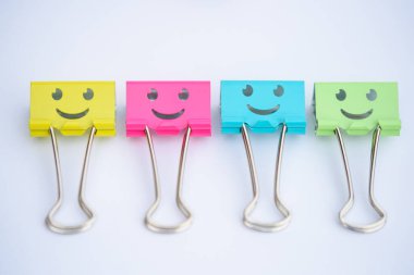 Beyaz arka plan üzerinde renkli çıkartmaları kümesi