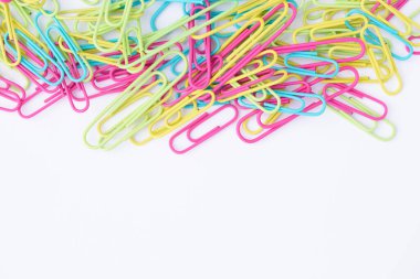 Beyaz arkaplanda renkli ataçlar