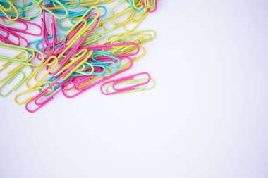 Beyaz arkaplanda renkli ataçlar