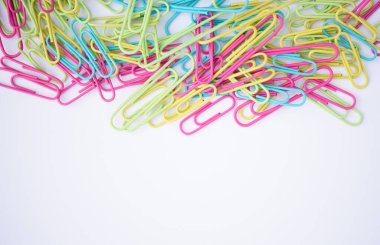 Beyaz arkaplanda izole edilmiş renkli ataçlar