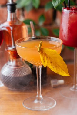 Duvarda sonbahar kokteylleri