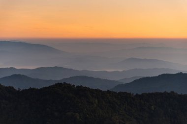 Dağlarda güzel bir gün batımı