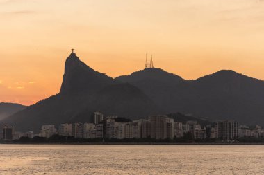 Corcovado Dağı 'na güzel gün batımı okyanus manzarası ve Rio de Janeiro, Brezilya coğrafyası