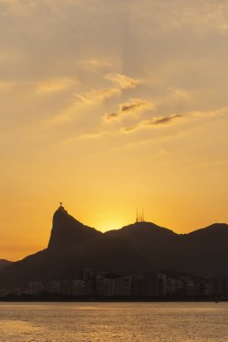 Corcovado Dağı 'na güzel gün batımı okyanus manzarası ve Rio de Janeiro, Brezilya coğrafyası