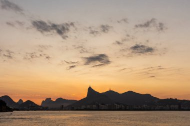 Corcovado Dağı 'na güzel gün batımı okyanus manzarası ve Rio de Janeiro, Brezilya coğrafyası