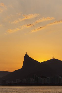 Corcovado Dağı 'na güzel gün batımı okyanus manzarası ve Rio de Janeiro, Brezilya coğrafyası